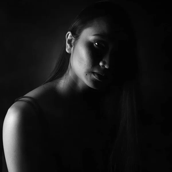 Портрет Стройная Азиатка Женщина Черные Прямые Волосы Абстрактный Высокий Низкий — стоковое фото