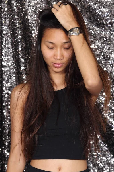 Opalona Skóra Długie Włosy Azji Piękne Kobieta Model Czarny Rozległe — Zdjęcie stockowe