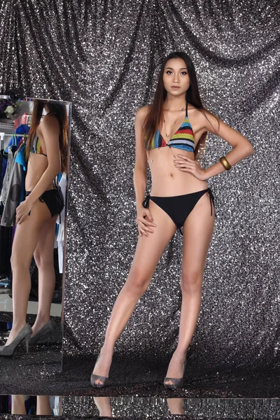 Peau Bronzée Cheveux Longs Asiatique Belle Femme Modèle Bikini Maillot — Photo