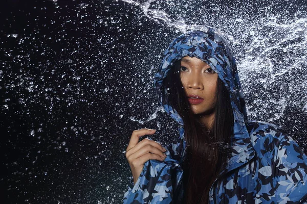 Bonita Aptidão Ativa Asiático Bronzeado Mulher Azul Capa Chuva Com — Fotografia de Stock