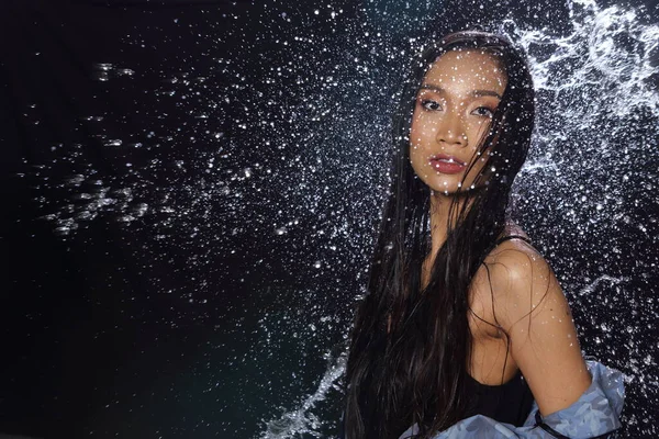 Bella Forma Fisica Attiva Abbronzatura Asiatica Donna Cappotto Blu Pioggia — Foto Stock