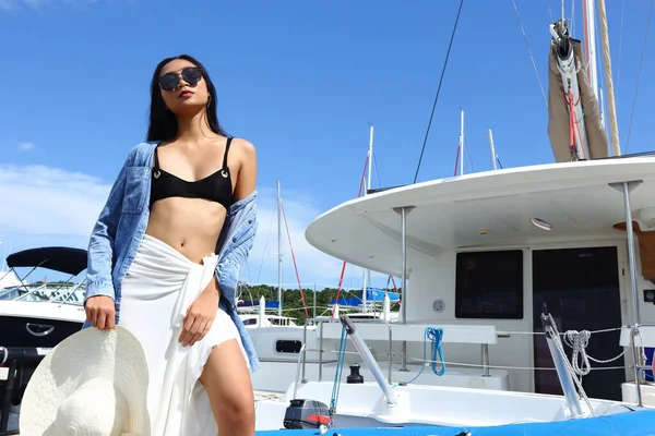 Beautiful Mix Race Tanned Skin Woman Walk Luxury Yachts Marina — Φωτογραφία Αρχείου