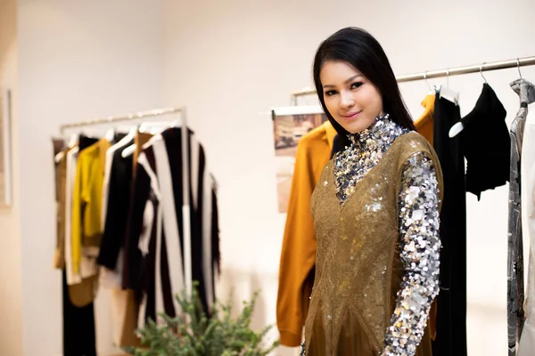 Ασιατική Όμορφη Γυναίκα Ασημί Φόρεμα Sequin Επιλέξτε Νέα Συλλογή Για — Φωτογραφία Αρχείου