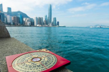 Feng Shui Ustası Fengshui 'ye pusulayı göster ve Güç Enerjisi' ne yönlendir, Pusula üzerindeki birçok Çince metin Kuzey Batı Doğu Şans Refahı olarak tercüme edilsin Rüzgâr Suyu elementleri Akış Tasarım Binası