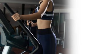İnce Asyalı Fitness kadını siyah saçlı spor sutyen, Fit Gym 'de tırmanma makinesinin eliptik haçı üzerinde ısınıyor. Kavramsal kadın sporcu olabilir. Sağlıklı, yarı vücut, yüzsüz.