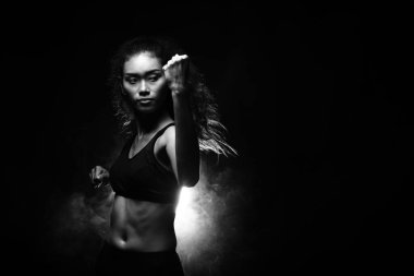 Sis Dumanı Esmer arka plan ortamında Asya Bronz Deri Spor Kızı egzersiz yumruğu, Stüdyo ışıklandırma alanı b & w monoton renk, Kadın Spor Yapabilir konsepti, düşük pozlama