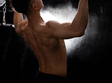 Asyalı Kaslı Fitness Adamı 'nın arkadan görünüşü. Siyah saç egzersizi. Vücut ısıtması. Kavramsal erkek sporcuları sağlıklı yapabilir.