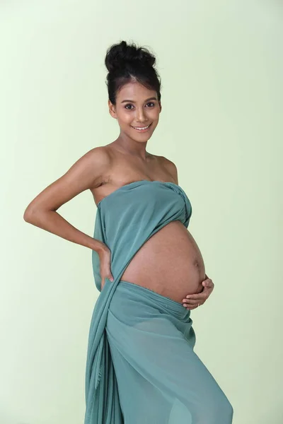 Porträt Der Schwangeren Asiatischen Indischen Gebräunte Haut Frau Salbei Stoff — Stockfoto