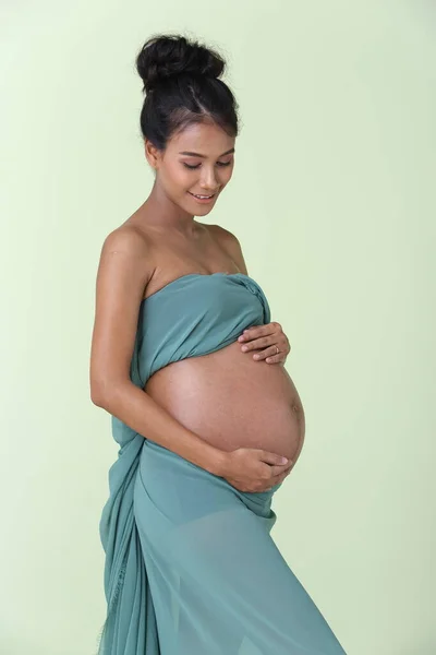 Portrét Těhotné Asijské Opálené Kůže Žena Šalvěj Tkaniny Třepetání Vzduchu — Stock fotografie