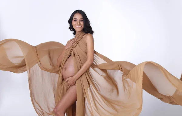 Portrét Těhotné Asijské Opálené Kůže Žena Hnědá Zlatá Tkanina Třepetání — Stock fotografie
