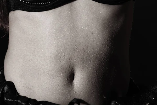어두운 스튜디오 모델인 여성은 복부를 가지고 — 스톡 사진