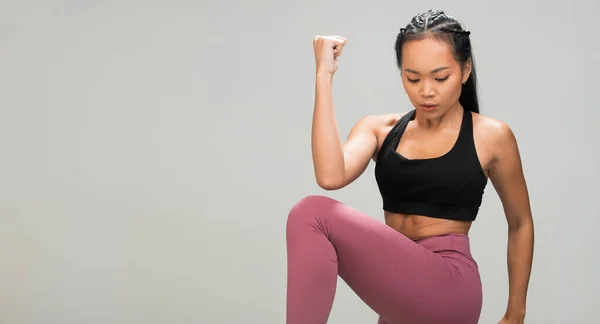 Asiatisk Solbränna Hud Fitness Kvinna Övning Värma Upp Stretch Armar — Stockfoto