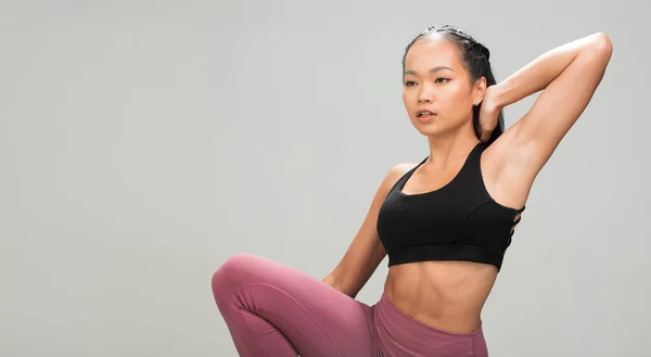 Ασιατικό Μαύρισμα Δέρμα Γυναίκα Fitness Άσκηση Ζεστό Επάνω Τέντωμα Χέρια — Φωτογραφία Αρχείου