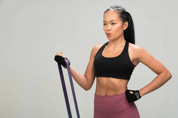 Asiático Tan Skin Fitness Mulher Exercício Aquecimento Esticar Resistência Bandas — Fotografia de Stock