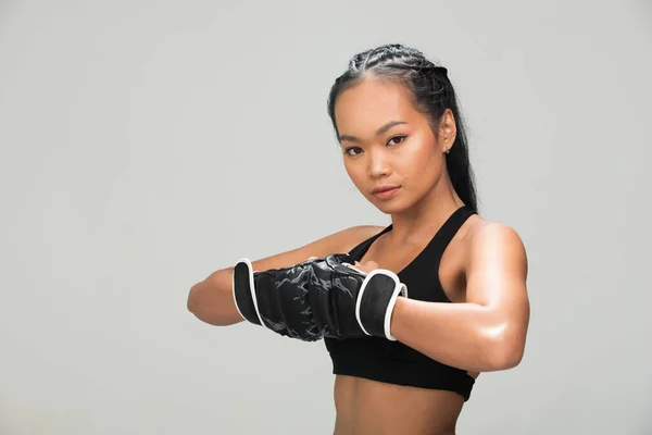 Азиатский Загар Кожа Фитнес Женщина Упражнения Удар Воздуха Носить Боксерские — стоковое фото