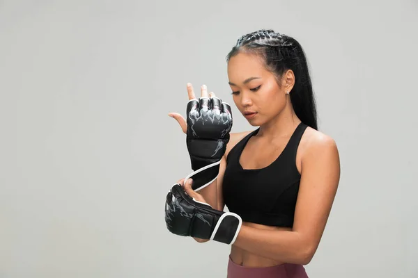 Asiático Bronzeado Pele Aptidão Mulher Exercício Soco Desgaste Boxe Luvas — Fotografia de Stock