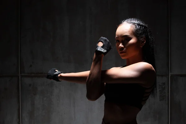 Asian Tan Skin Fitness Mujer Ejercicio Estiramiento Brazos Boxeo Peso — Foto de Stock