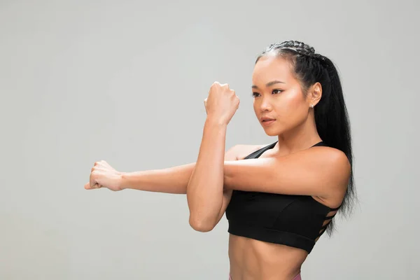 Asiática Tan Skin Fitness Mujer Ejercicio Calentamiento Brazos Estirados Piernas — Foto de Stock