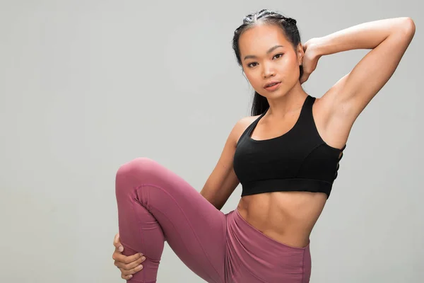 Asiatisk Solbränna Hud Fitness Kvinna Övning Värma Upp Stretch Armar — Stockfoto