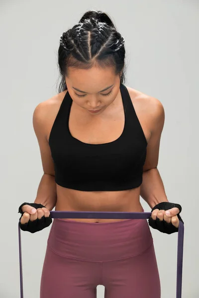Asian Tan Skin Fitness Frau Übung Aufwärmen Stretch Widerstandsbänder Abs — Stockfoto
