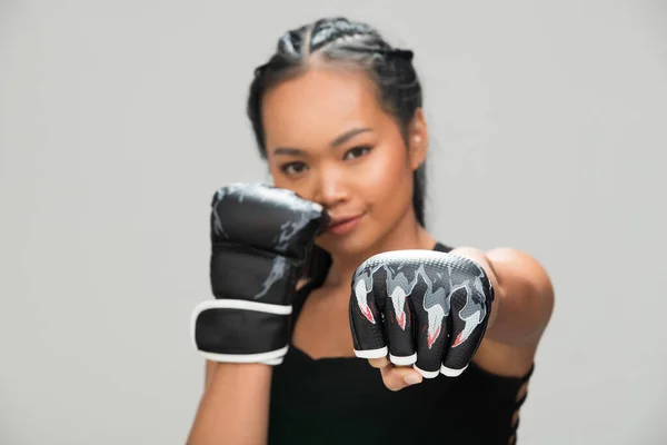 アジアタンスキンフィットネス女性運動パンチ空気摩耗ボクシンググローブ黒スポーツブラジャー桑の紫のパンツ スタジオ照明グレーの背景コピースペース コンセプト女性はスポーツ6パックを行うことができます — ストック写真