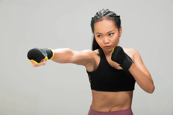 Asiático Bronzeado Pele Aptidão Mulher Exercício Soco Desgaste Boxe Luvas — Fotografia de Stock