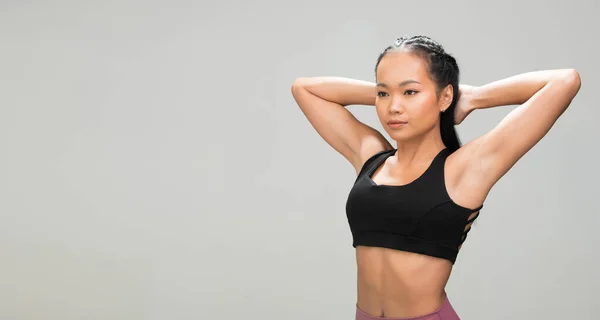 Asiática Tan Skin Fitness Mujer Ejercicio Calentamiento Brazos Estirados Piernas —  Fotos de Stock