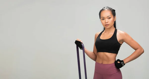 Asiático Tan Skin Fitness Mulher Exercício Aquecimento Esticar Resistência Bandas — Fotografia de Stock