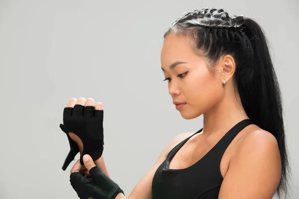 Asiática Tan Skin Fitness Mujer Ejercicio Ponche Aire Desgaste Guantes — Foto de Stock