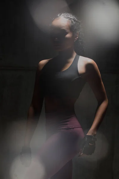 Asian Tan Skin Fitness Kobieta Ćwiczenia Rozciągnąć Ramiona Boks Boks — Zdjęcie stockowe