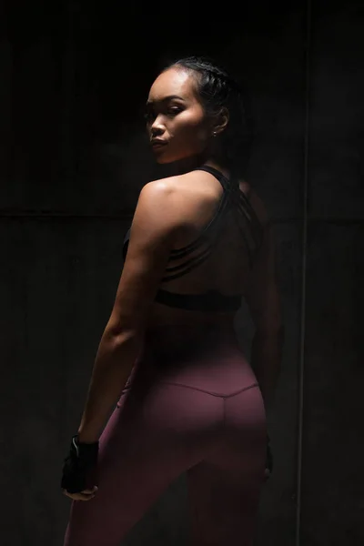Asyalı Bronz Tenli Spor Kadın Kollarını Esneterek Boks Yapıyor Arka — Stok fotoğraf