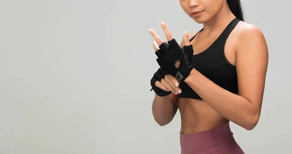 Asian Tan Skin Fitness Frau Übung Punch Luft Tragen Boxhandschuhe — Stockfoto