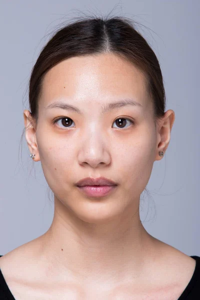 亚洲女人在申请化妆前的发型 没有皱纹 脸上有粉刺 皮肤光滑 工作室照明灰色背景 用于美学治疗 — 图库照片