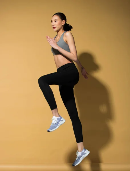 Asiático Magro Fitness Mulher Exercício Aquecimento Estiramento Primavera Saltos Pernas — Fotografia de Stock