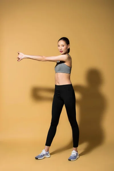 Asiatisk Smal Fitness Kvinna Motion Värma Upp Sträcka Armar Ben — Stockfoto