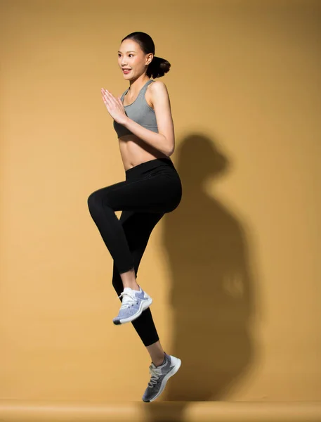 Asiático Magro Fitness Mulher Exercício Aquecimento Estiramento Primavera Saltos Pernas — Fotografia de Stock