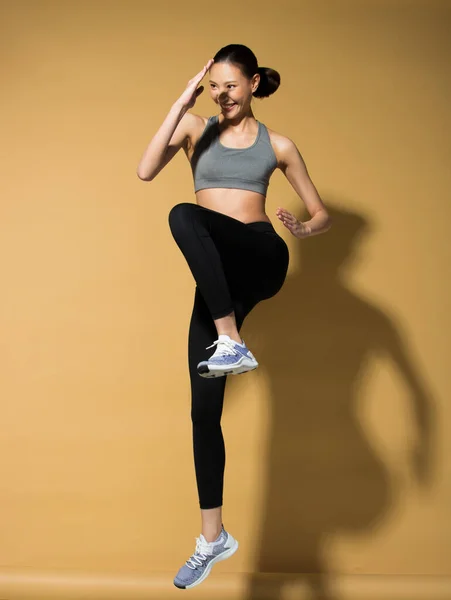 Asiático Magro Fitness Mulher Exercício Aquecimento Estiramento Primavera Saltos Pernas — Fotografia de Stock