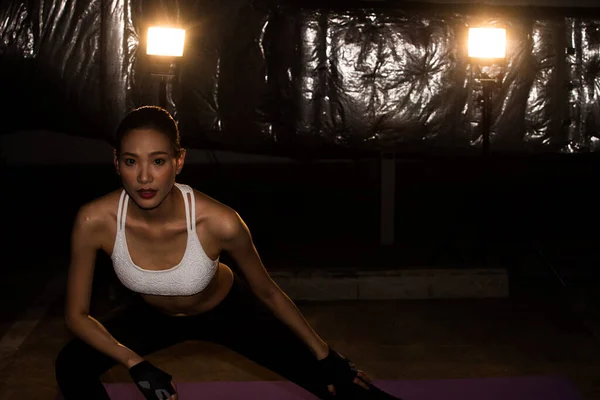 Asiático Magro Fitness Mulher Exercício Alongamento Pernas Braços Boxe Peso — Fotografia de Stock