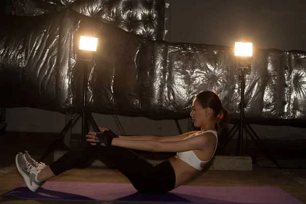 Azjatycki Szczupły Fitness Kobieta Ćwiczenia Rozciąganie Nogi Ręce Siedzieć Mgle — Zdjęcie stockowe