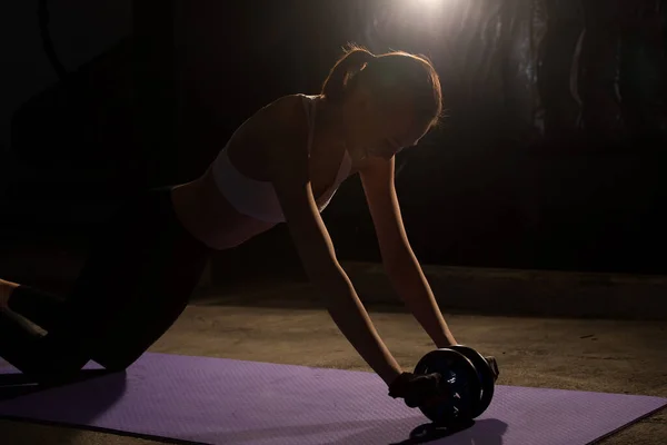 Asian Slim Fitness Kobieta Ćwiczenia Rozciąganie Nogi Ramiona Koło Brzucha — Zdjęcie stockowe