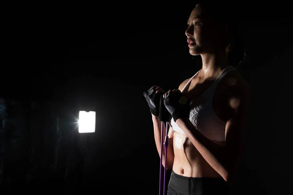 Azjatycki Szczupły Fitness Kobieta Ćwiczenia Rozciąganie Nogi Ramiona Pas Oporu — Zdjęcie stockowe