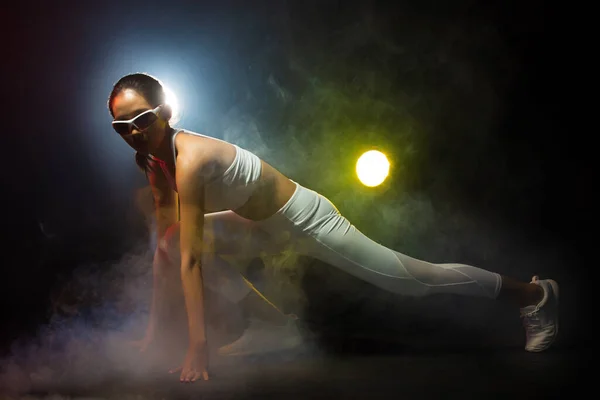 Asian Tan Skin Fitness Frauen Übung Tragen Weißen Anzug Nebel — Stockfoto