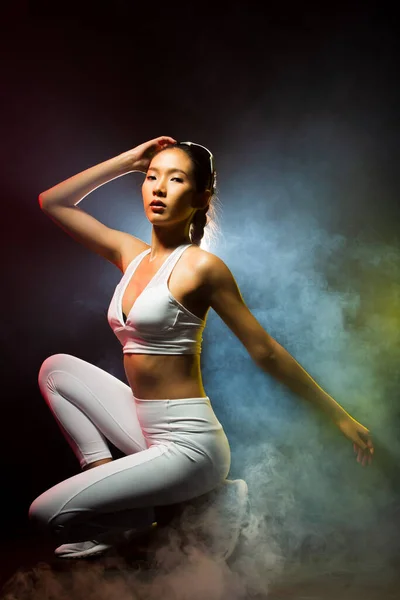 Asian Tan Skin Fitness Kobiety Biały Garnitur Ćwiczenia Boks Waga — Zdjęcie stockowe