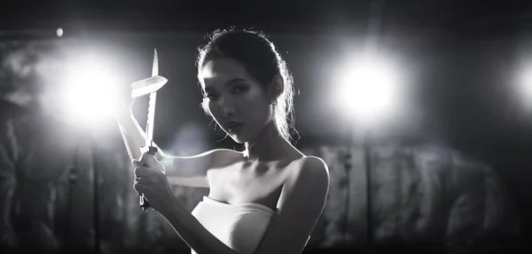 美丽的亚洲女人展示了武术刀法对抗威胁武器的攻击 概念女孩自卫小偷 演播室照明边缘背光暗低曝光轮廓 — 图库照片