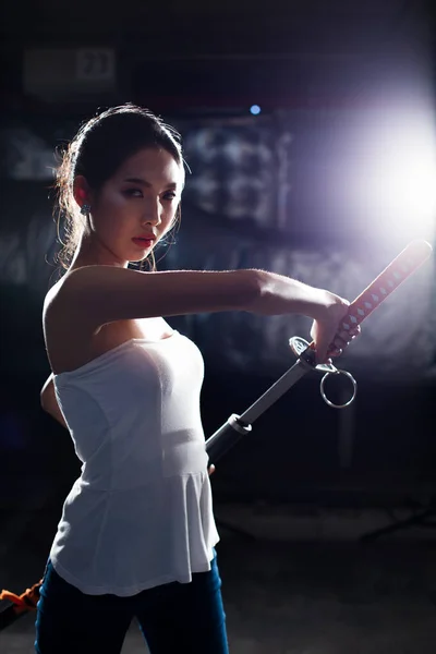 Güzel Asyalı Kadın Dövüş Sanatlarını Gösteriyor Samuray Bıçak Tekniği Tehdit — Stok fotoğraf