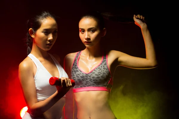 Zwei Asiatische Tan Skin Fitness Frauen Üben Boxgewichtsschlag Nebelschwaden Dunkle — Stockfoto