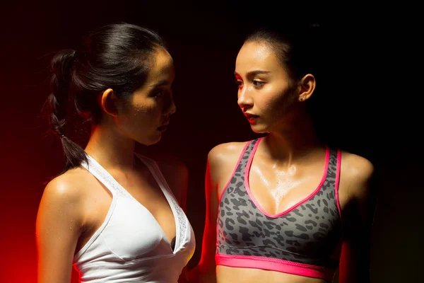 Дві Азіатські Жінки Tan Skin Fitness Займаються Боксерським Ударом Фоновому — стокове фото