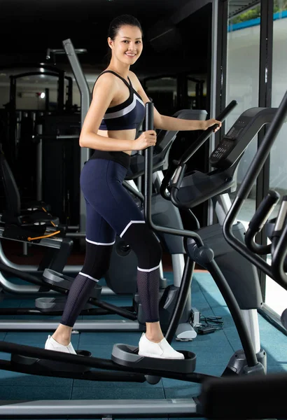 Full Length Asian Slim Fitness Kobieta Czarne Włosy Sport Biustonosz — Zdjęcie stockowe