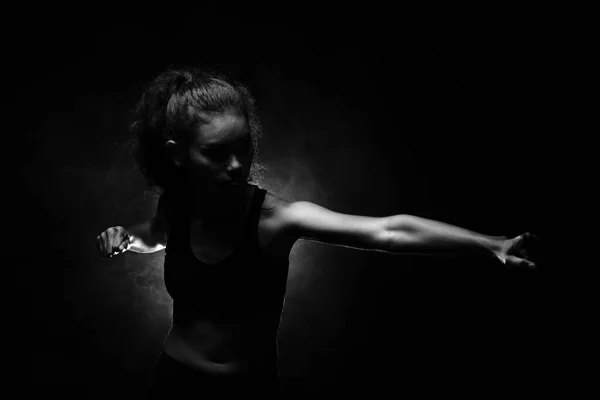 Asian Tan Skin Fitness Girl Übt Boxschlag Nebel Dunkler Hintergrund — Stockfoto