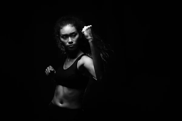 Asian Tan Skin Fitness Girl Übt Boxschlag Nebel Dunkler Hintergrund — Stockfoto